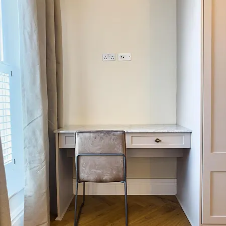 Holiday home Sauna, Cinema Room, Parking Bars & Dining Nearby