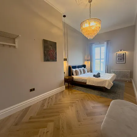 Sauna, Cinema Room, Parking Bars & Dining Nearby Holiday home *