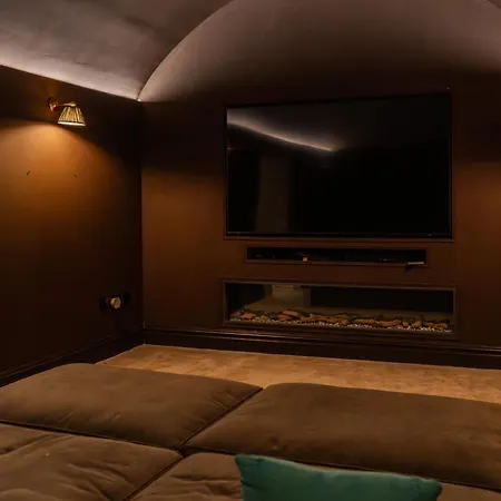 Sauna, Cinema Room, Parking Bars & Dining Nearby Holiday home