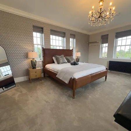 Sauna, Cinema Room, Parking Bars & Dining Nearby Holiday home *