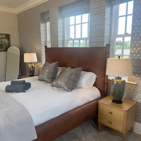 Sauna, Cinema Room, Parking Bars & Dining Nearby Holiday home Leeds (West Yorkshire)