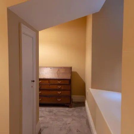 Sauna, Cinema Room, Parking Bars & Dining Nearby Leeds (West Yorkshire)