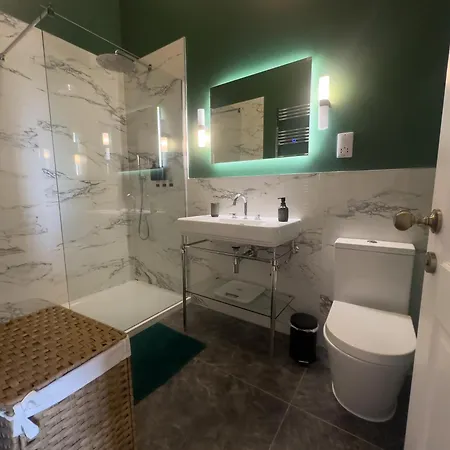Sauna, Cinema Room, Parking Bars & Dining Nearby Holiday home *