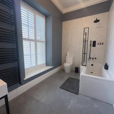 Sauna, Cinema Room, Parking Bars & Dining Nearby Holiday home *