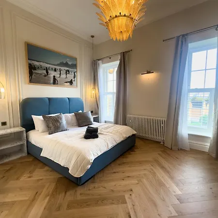 Sauna, Cinema Room, Parking Bars & Dining Nearby Holiday home *