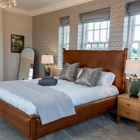 Sauna, Cinema Room, Parking Bars & Dining Nearby
