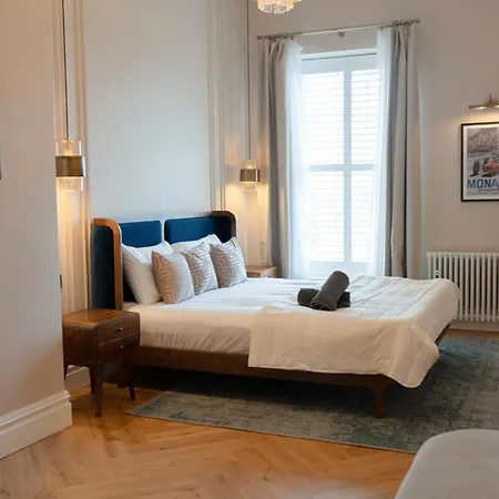 Holiday home Sauna, Cinema Room, Parking Bars & Dining Nearby