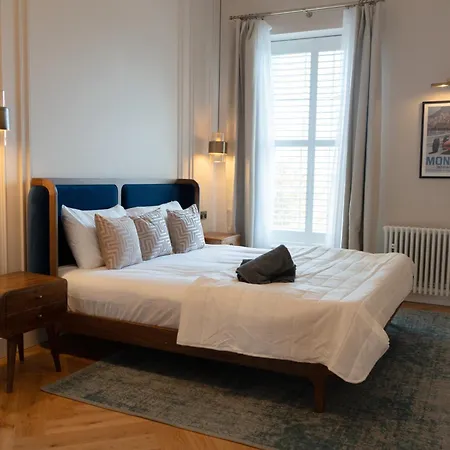 Sauna, Cinema Room, Parking Bars & Dining Nearby Holiday home *