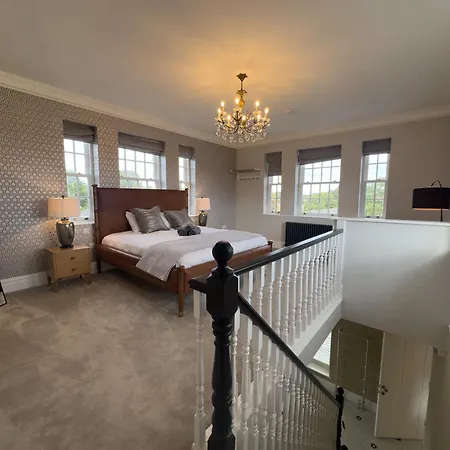 Sauna, Cinema Room, Parking Bars & Dining Nearby *