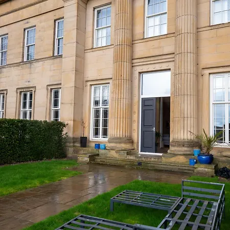 Sauna, Cinema Room, Parking Bars & Dining Nearby Holiday home Leeds (West Yorkshire)