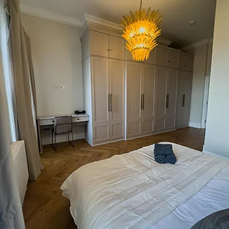 Holiday home Sauna, Cinema Room, Parking Bars & Dining Nearby *