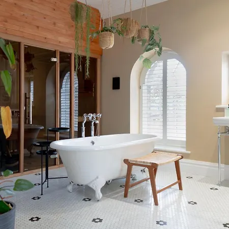 Holiday home Sauna, Cinema Room, Parking Bars & Dining Nearby