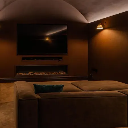 Sauna, Cinema Room, Parking Bars & Dining Nearby Holiday home Leeds (West Yorkshire)