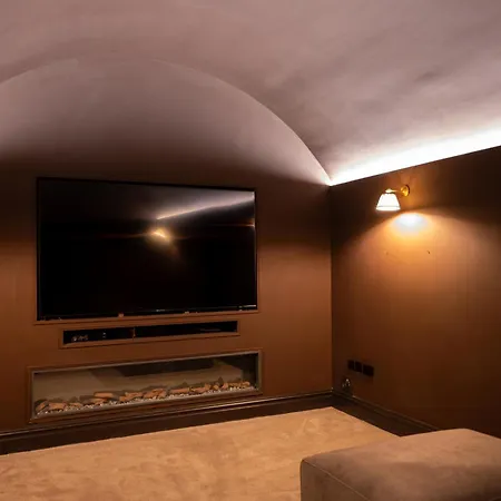 Holiday home Sauna, Cinema Room, Parking Bars & Dining Nearby Leeds (West Yorkshire)