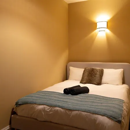 Sauna, Cinema Room, Parking Bars & Dining Nearby * Leeds (West Yorkshire)