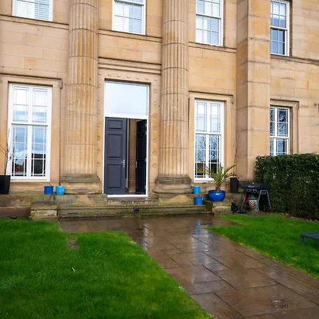 Holiday home Sauna, Cinema Room, Parking Bars & Dining Nearby Leeds (West Yorkshire)