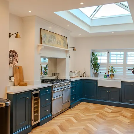 Sauna, Cinema Room, Parking Bars & Dining Nearby *