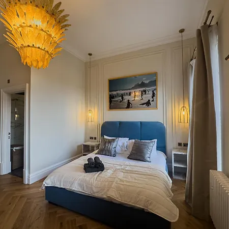 Holiday home Sauna, Cinema Room, Parking Bars & Dining Nearby