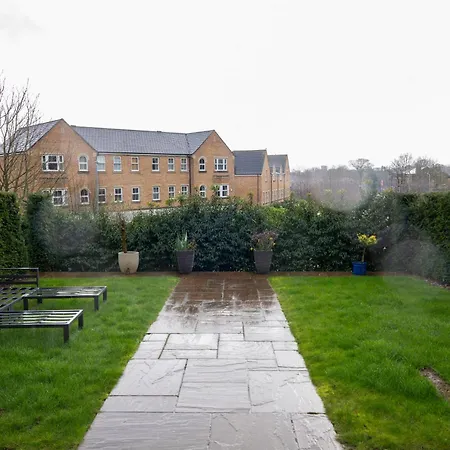 Holiday home Sauna, Cinema Room, Parking Bars & Dining Nearby *