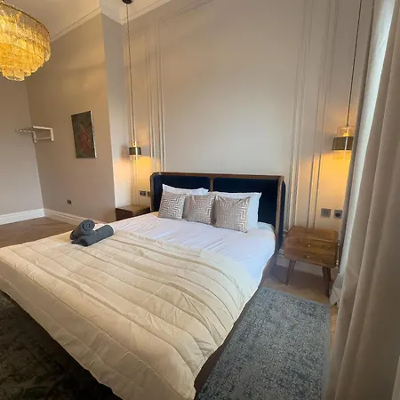 Sauna, Cinema Room, Parking Bars & Dining Nearby Holiday home