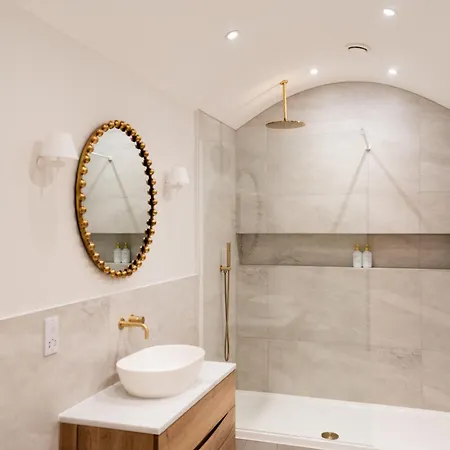 Holiday home Sauna, Cinema Room, Parking Bars & Dining Nearby Leeds (West Yorkshire)