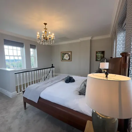 Sauna, Cinema Room, Parking Bars & Dining Nearby *