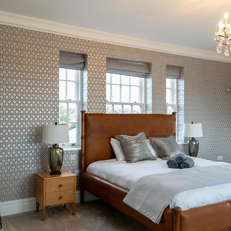 Sauna, Cinema Room, Parking Bars & Dining Nearby Holiday home
