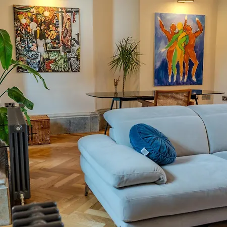 Sauna, Cinema Room, Parking Bars & Dining Nearby