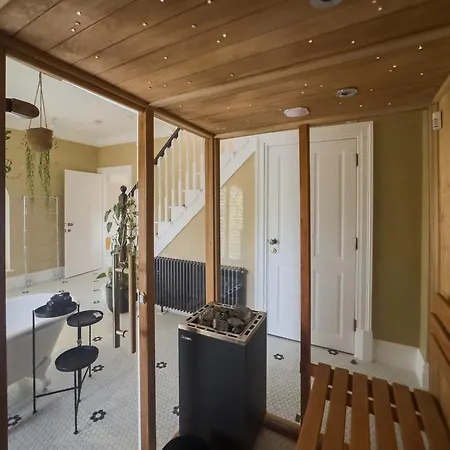 Holiday home Sauna, Cinema Room, Parking Bars & Dining Nearby Leeds (West Yorkshire)