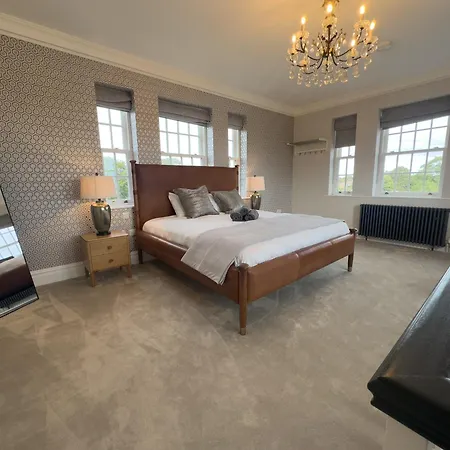Sauna, Cinema Room, Parking Bars & Dining Nearby *