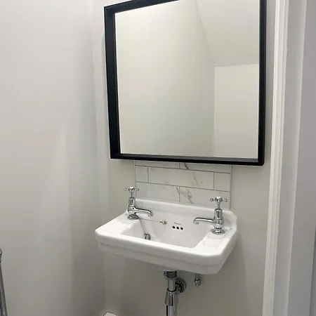 Sauna, Cinema Room, Parking Bars & Dining Nearby * Leeds (West Yorkshire)