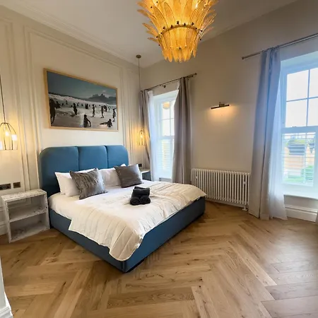 Sauna, Cinema Room, Parking Bars & Dining Nearby Holiday home