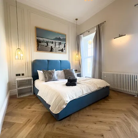 Sauna, Cinema Room, Parking Bars & Dining Nearby Holiday home